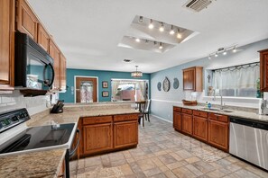 Kjøleskap, mikrobølgeovn, ovn og kokeplater