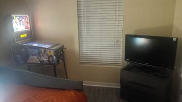 Tabla de planchar con plancha, internet y ropa de cama