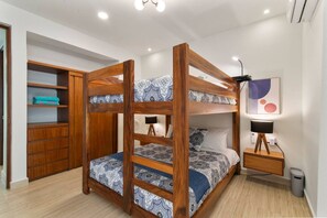 2 bedrooms, desk, iron/ironing board, WiFi