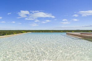 A clear pool with a view of the horizon and greenery. - Cozy Getaway w Private Plunge (Tulum Municipality)