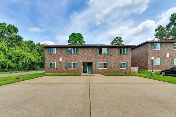 Exterior - The Homestead Luxury-cozy 2BR Apartments Near SFA (Nacogdoches)