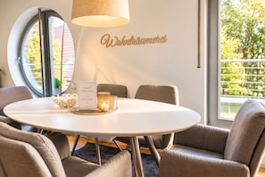 Dining - Penthouse by the cathedral, old town, 4 roof terraces, self-check 24/7, up to 6 people (Paderborn)