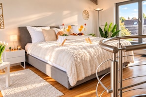 Room - Penthouse by the cathedral, old town, 4 roof terraces, self-check 24/7, up to 6 people (Paderborn)