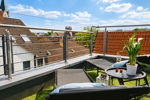 Outdoor dining - Penthouse by the cathedral, old town, 4 roof terraces, self-check 24/7, up to 6 people (Paderborn)