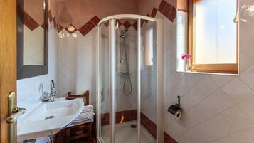 Een douche, een haardroger, handdoeken
