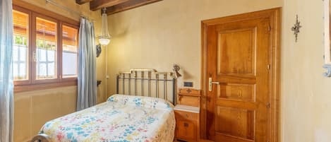 7 bedrooms, WiFi, bed sheets