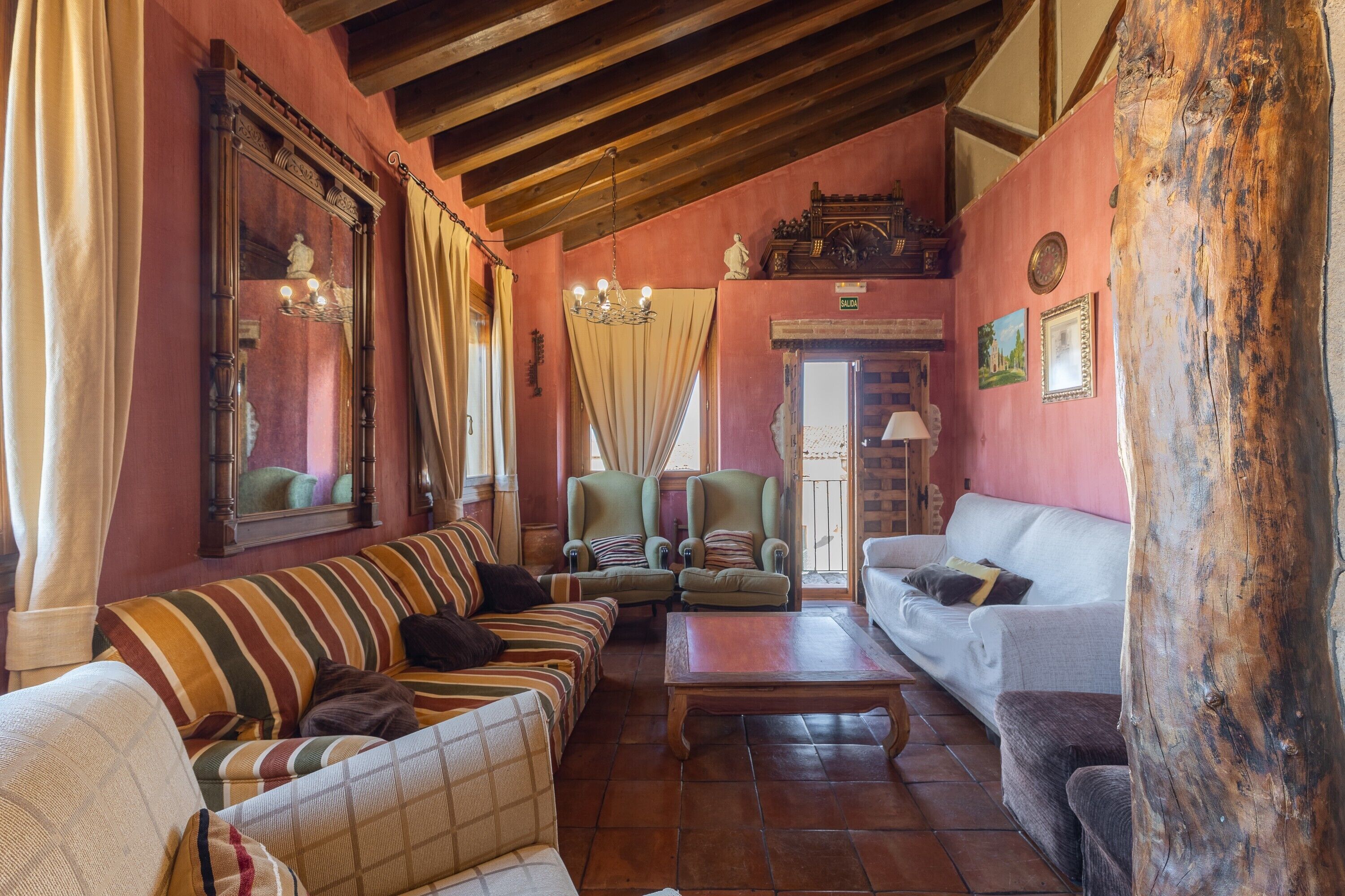 Una televisión, una chimenea