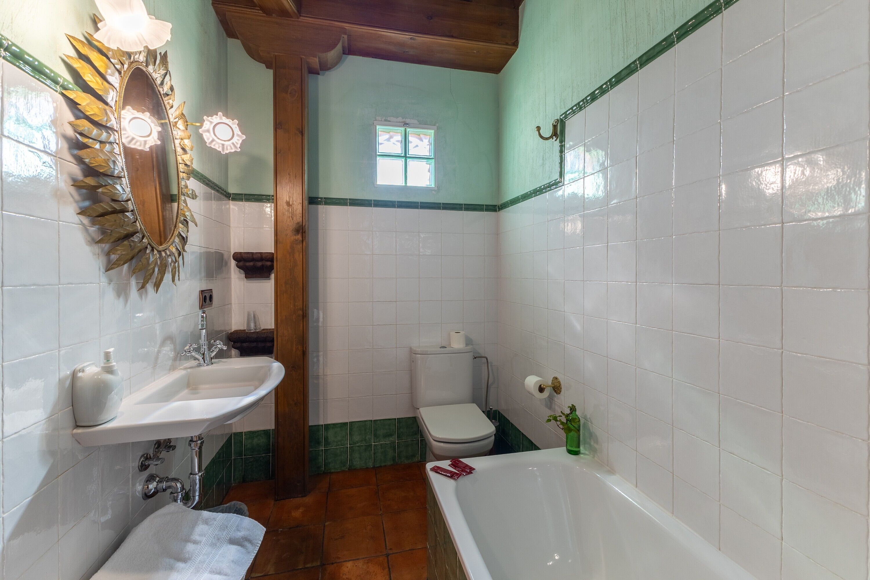 Een badkamer met een wastafel, toilet en bad.