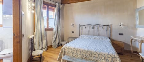 7 bedrooms, WiFi, bed sheets
