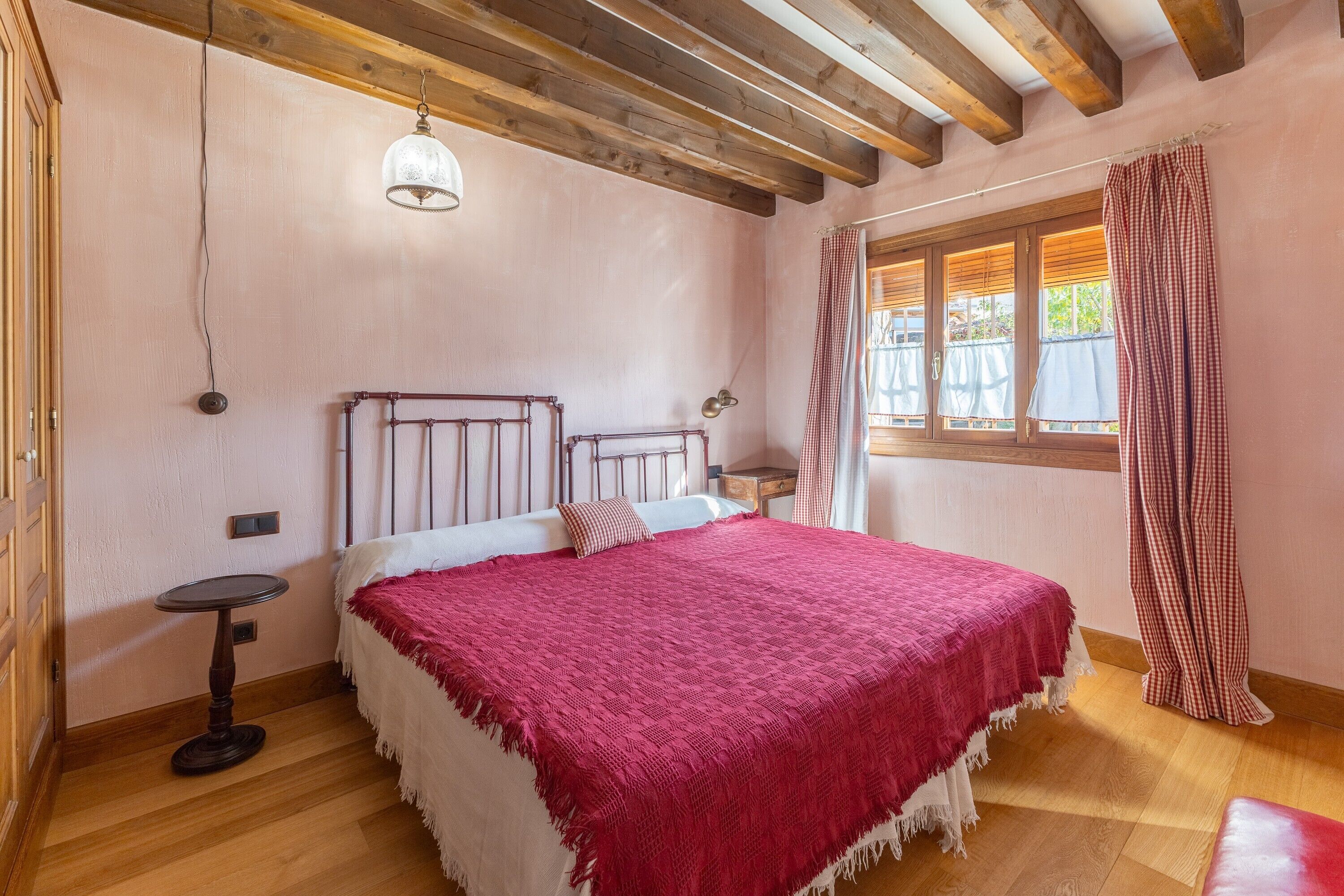 7 bedrooms, WiFi, bed sheets