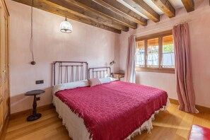 7 bedrooms, WiFi, bed sheets