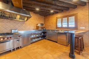 Fridge, microwave, oven, stovetop - Rural House 'La Chatarrería De Ferreros' with Mountain View, Private Terrace and Wi-Fi (OTERO DE HERREROS)