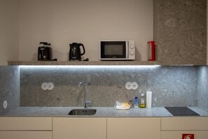 ثلاجة، ميكروويف، موقد طهي مسطح، غلّاية كهربائية