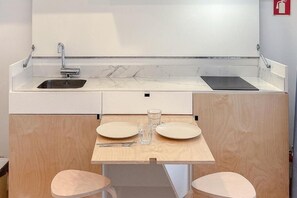 Réfrigérateur, micro-ondes, bouilloire électrique, grille-pain