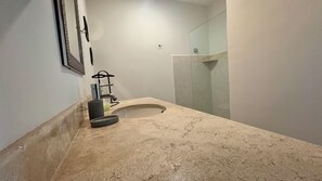 تجهيزات دش، مجففات شعر، مناشف، صابون
