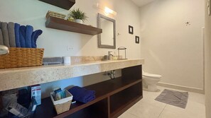 Chuveiro, secador de cabelo, toalhas de banho, sabonete