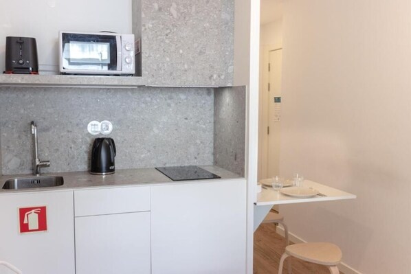 Refrigerador, microondas, parrilla de estufa y tetera eléctrica 