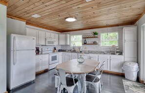 Talo, useita sänkyjä (Whitesands Beach House - South) | Yksityinen keittiö | Uuni, leivänpaahdin