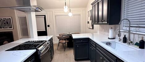 冷蔵庫、電子レンジ、オーブン、コンロ