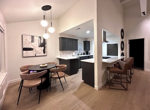 Midland Luxe Stay- Private Pool- Sleeps 8 - Dedicated Workspace- Pool Table