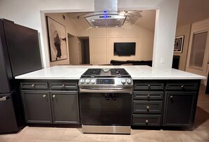 Refrigerador, microondas, horno y parrilla de estufa 