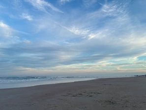 Perto da praia, espreguiçadeiras