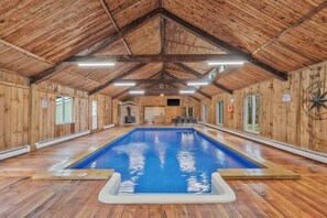Una piscina techada, una piscina climatizada