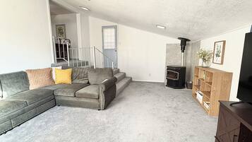 Smart-tv, eldstad, tv-spel och ett bordtennisbord