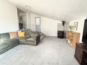 Smart-tv, eldstad, tv-spel och ett bordtennisbord