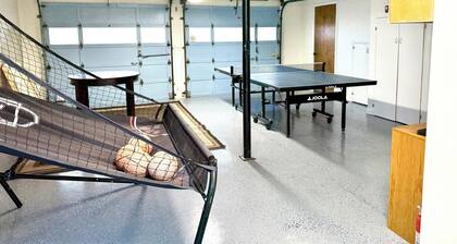 Roomy 3BR base in Philomath, near OSU and within 50 min of the coast with AC.