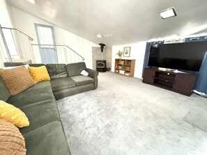 TV connectée, cheminée, jeux vidéo, table de tennis de table