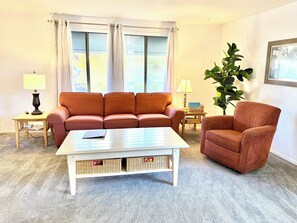 Smart-tv, eldstad, tv-spel och ett bordtennisbord