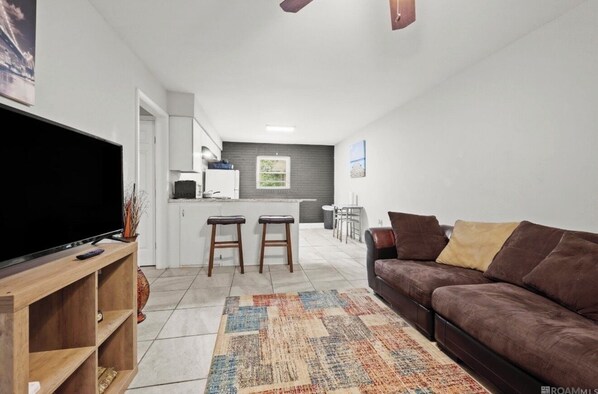 Living area - Stay close to LSU's Tiger Stadium and downtown. (Baton Rouge)