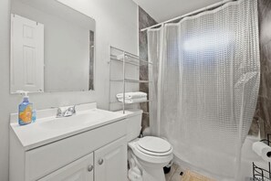 Serviettes fournies, savon, papier toilette