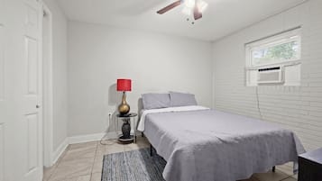 Een strijkplank/strijkijzer, wifi, beddengoed