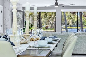 Dining - Yacht Riverbend Retreat – Waterfront Villa + Pool in Downtown Fort Lauderdale (Fort Lauderdale)
