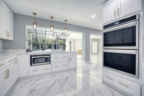 Fridge, microwave, oven, stovetop - Yacht Riverbend Retreat – Waterfront Villa + Pool in Downtown Fort Lauderdale (Fort Lauderdale)