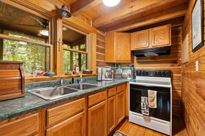 Jääkaappi, uuni, liesi