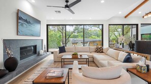 House (6 Bedrooms) | Interior