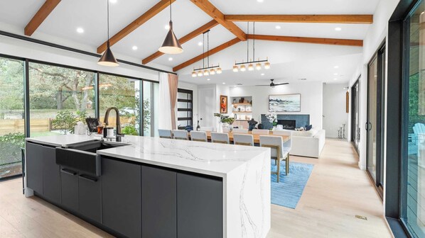 House (6 Bedrooms) | Interior