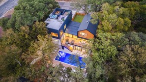 House (6 Bedrooms) | Interior