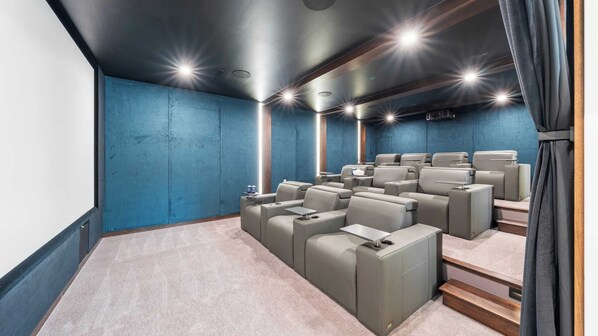 House (6 Bedrooms) | Interior