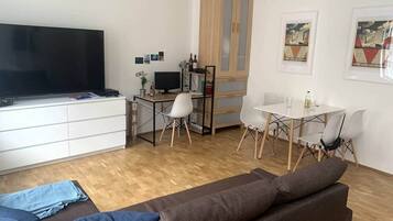 Een smart-tv en een computerscherm