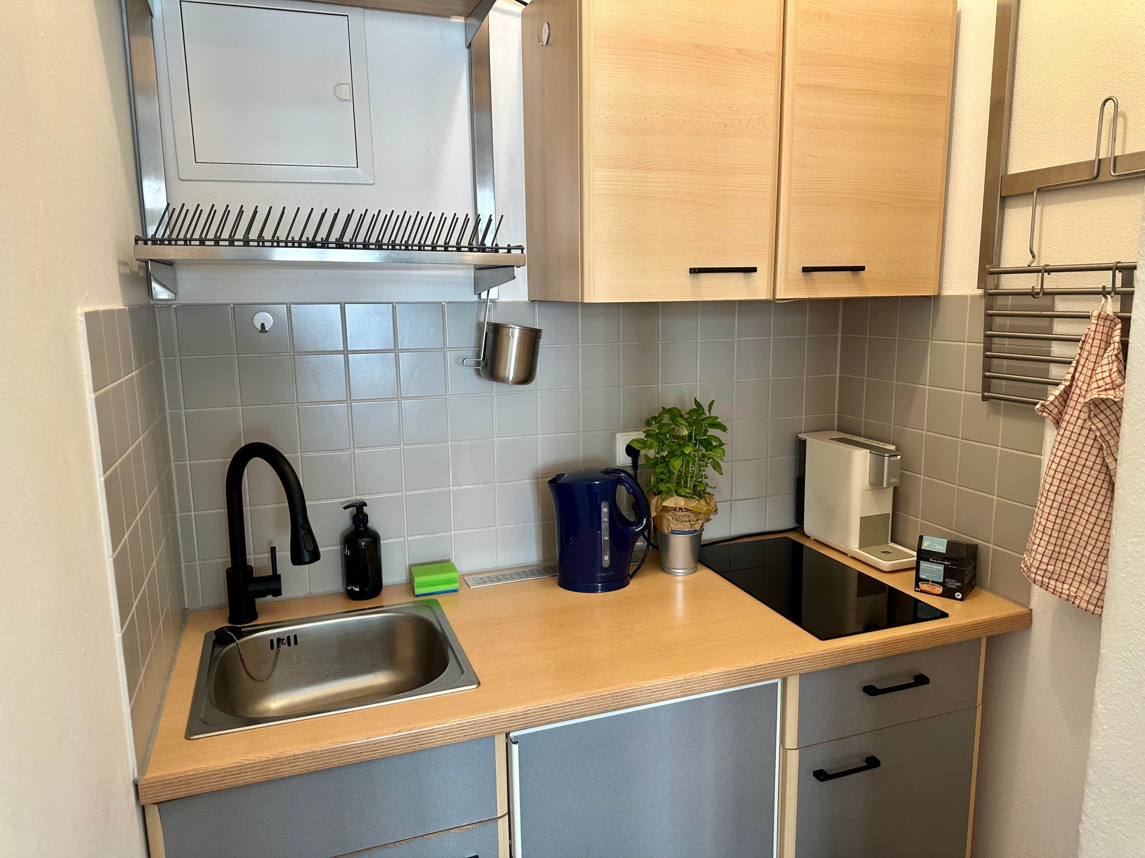 Kühlschrank, Ofen, Herdplatte, Wasserkocher mit Kaffee-/Teezubehör