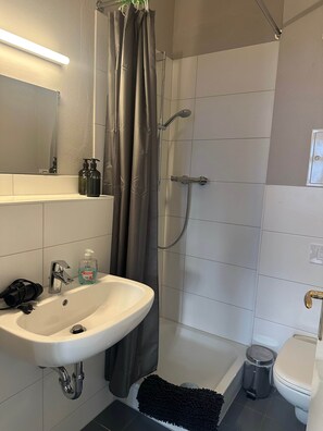 Shower, hair dryer, towels, soap - Quiet apartment in the old town (Dresden)