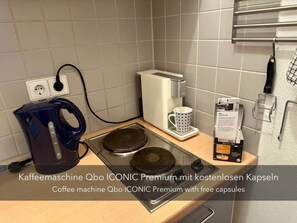 Een koelkast, een oven, een kookplaat, een koffiezetapparaat/waterkoker