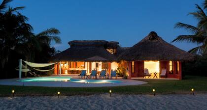 3-bedroom house in tranquil Santa María Colotepec with AC