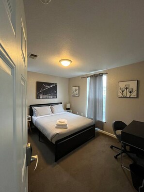 Escritorio, tabla de planchar con plancha, wifi y ropa de cama 