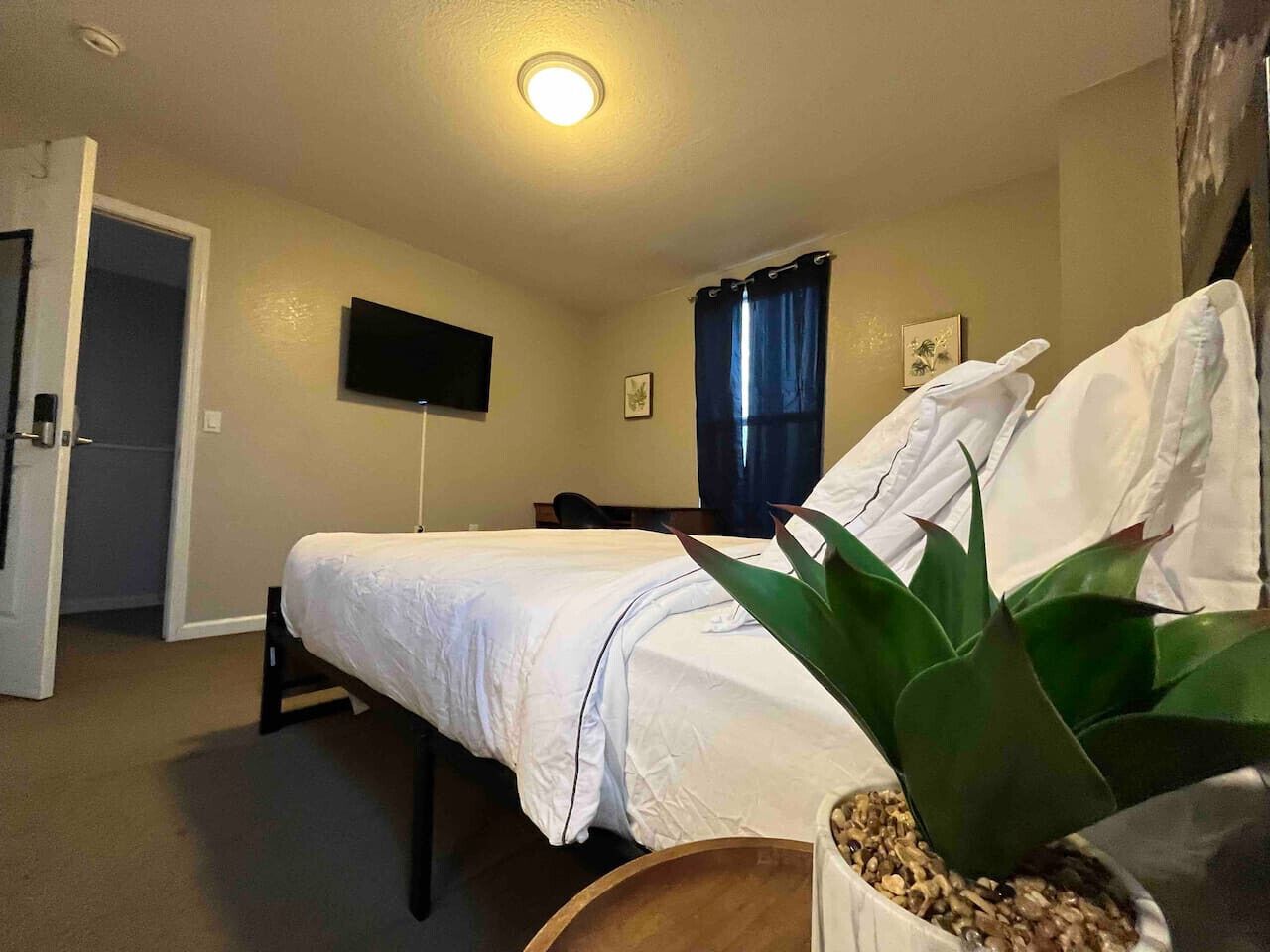 Desk, iron/ironing board, WiFi, bed sheets