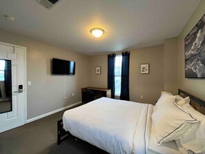 مكتب ومكواة/لوح كي وواي فاي وملاءات أسرّة